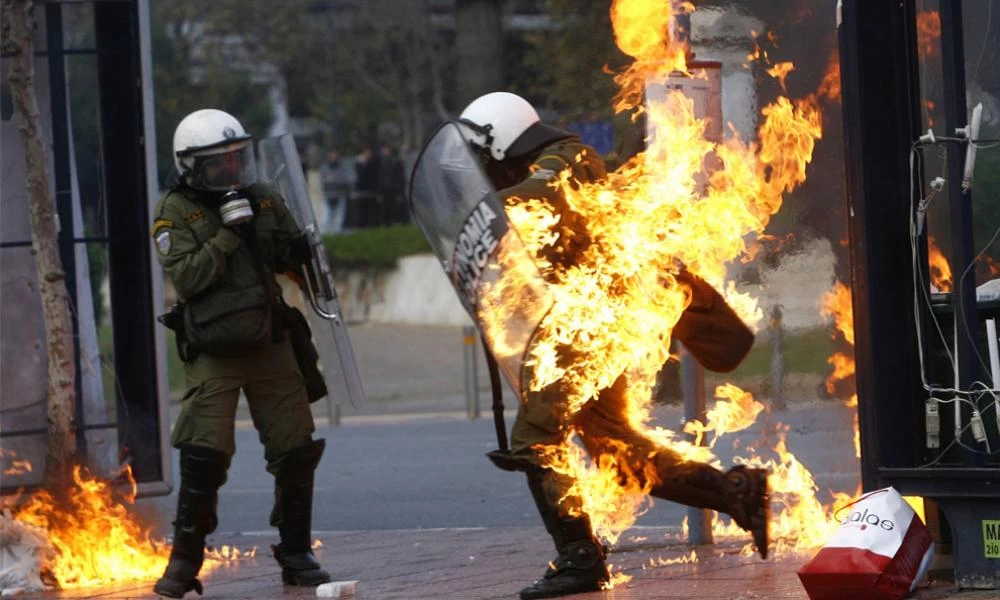 Μπαράζ επιθέσεων σε οχήματα αστυνομικών από αναρχικούς!